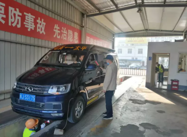 黃山長運 開展非工作日車輛技術(shù)狀況和駕駛員崗前酒精檢測突擊檢查