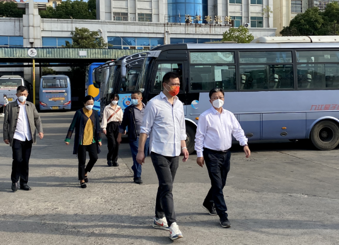 廬山管理局局長、廬山市市長王斌督導廬山市汽車站疫情防控工作