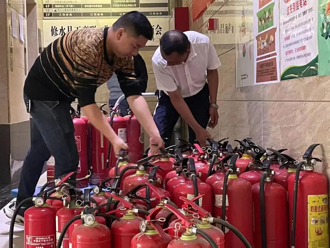 長運物業(yè) 更換消防器材 把消防安全落到實處