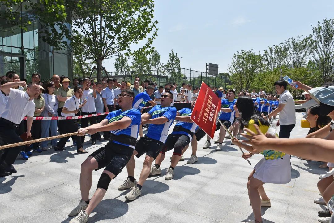 江西長運(yùn)參加南昌交投集團(tuán)拔河比賽首戰(zhàn)告捷  劉磊到場(chǎng)助威、占梁帶隊(duì)