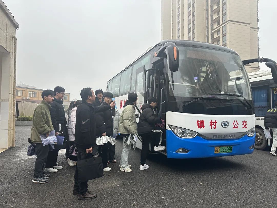 上饒汽運：你雨中迎考 我擺渡護(hù)航